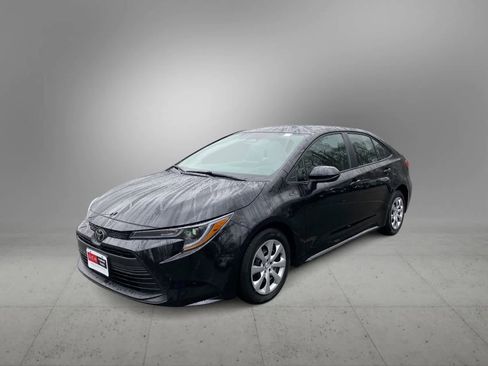 Used 2025 Toyota Corolla LE image 5