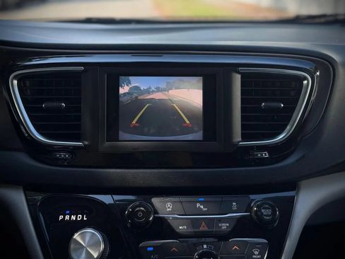 Used 2019 Chrysler Pacifica Touring-L FWD image 11