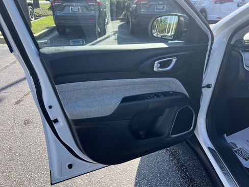 Used 2022 Jeep Compass Latitude FWD image 14
