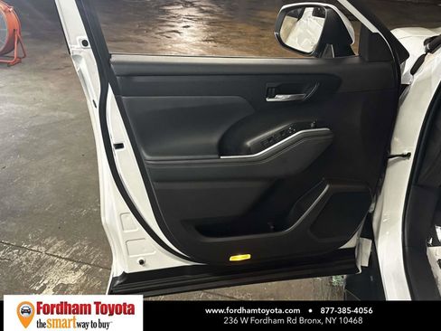 Used 2022 Toyota Highlander XLE AWD/4WD image 16