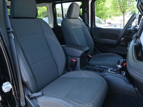 Used 2025 Jeep Wrangler Unlimited Sahara w/ Safety Group AWD/4WD image 33