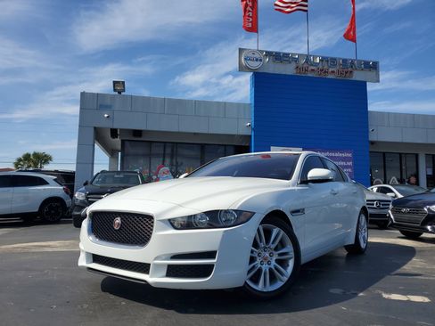 Used 2019 Jaguar XE Premium image 2