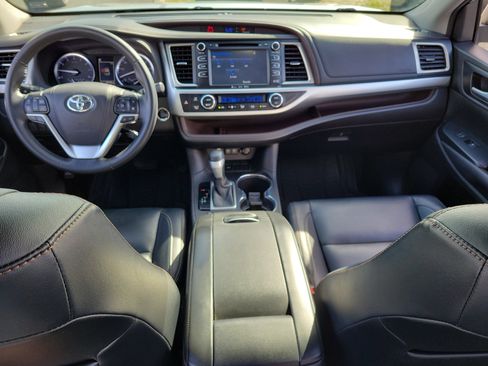 Used 2018 Toyota Highlander XLE FWD image 16