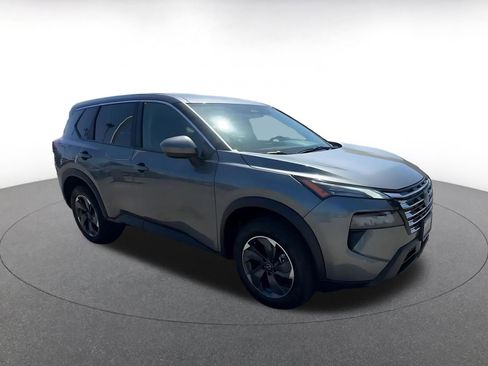 Used 2025 Nissan Rogue SV FWD image 2