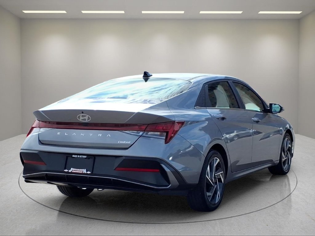 Used 2025 Hyundai Elantra Limited FWD image 4
