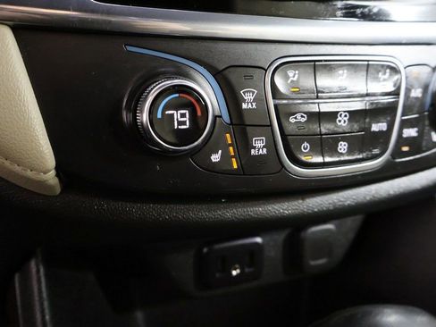 Used 2023 Chevrolet Traverse LT w/ Rear Camera Mirror Package image 52