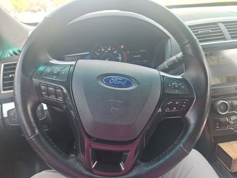 Used 2017 Ford Explorer XLT w/ Equipment Group 202A AWD/4WD image 18