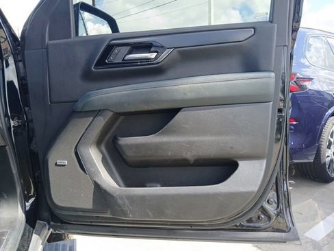 Used 2025 GMC Yukon AT4 w/ AT4 Premium Package AWD/4WD image 17