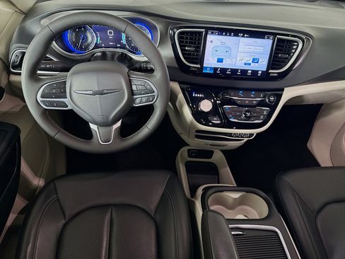 Used 2023 Chrysler Pacifica Touring-L FWD image 25