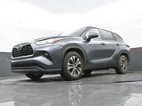 Used 2020 Toyota Highlander XLE FWD image 12