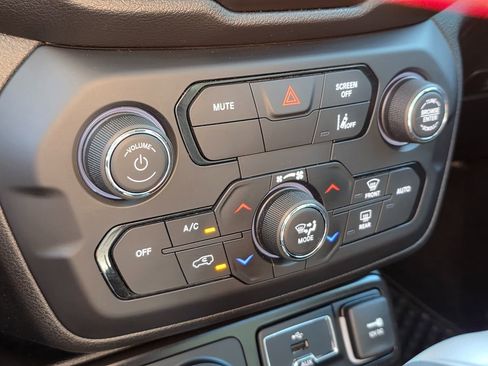 Used 2023 Jeep Renegade Latitude image 31