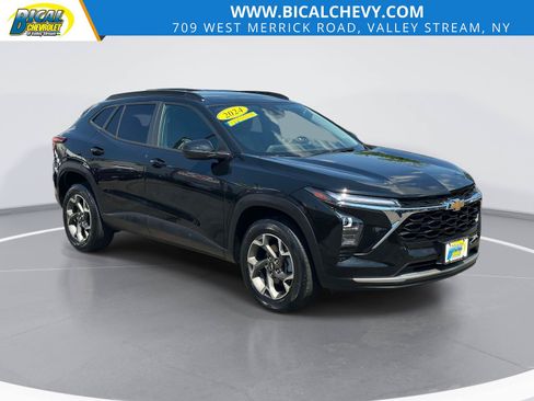 Used 2024 Chevrolet Trax LT w/ Driver Confidence Package FWD image 1