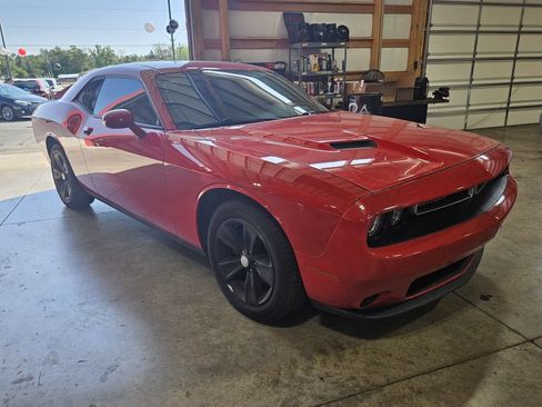 Used 2015 Dodge Challenger SXT w/ Driver Convenience Group RWD image 10