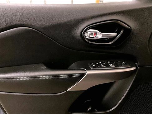 Used 2020 Jeep Cherokee Latitude Plus image 23