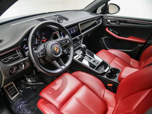 Certified 2023 Porsche Macan AWD/4WD image 3