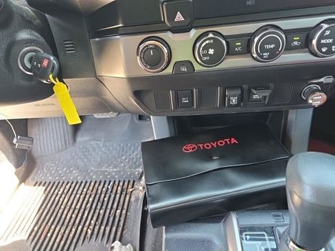 Used 2020 Toyota Tacoma SR5 AWD/4WD image 5