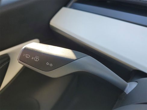 Used 2020 Tesla Model Y Long Range image 25