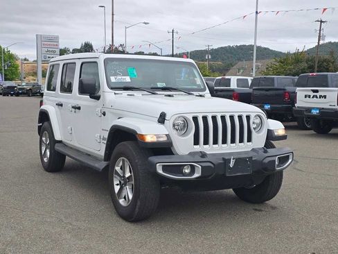 Used 2022 Jeep Wrangler Unlimited Sahara AWD/4WD image 11