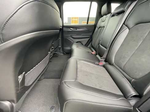 New 2025 Jeep Grand Cherokee Altitude image 32