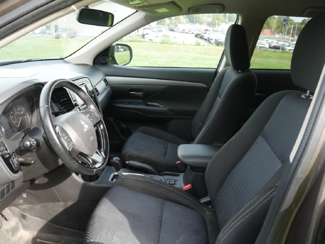 Used 2016 Mitsubishi Outlander FWD image 3