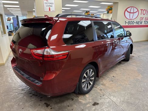 Used 2018 Toyota Sienna XLE image 11