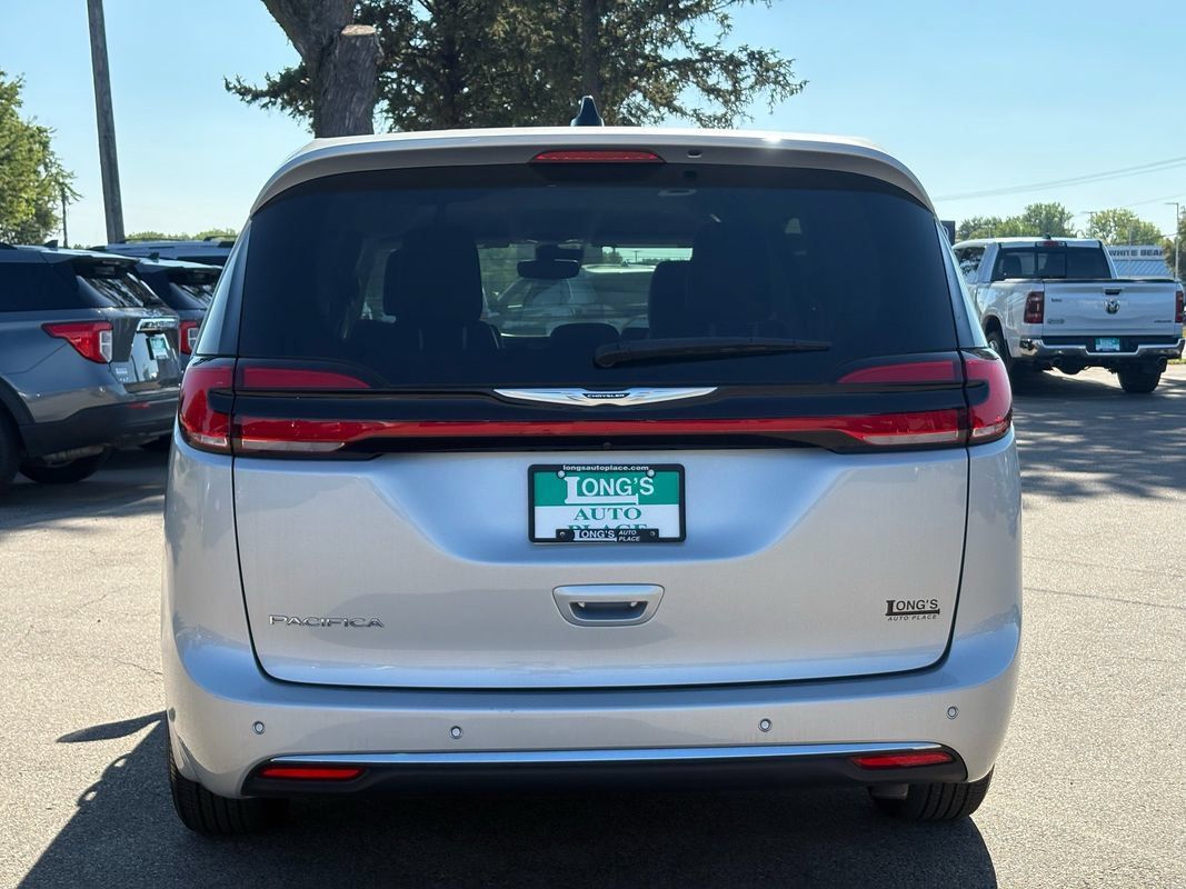 Used 2024 Chrysler Pacifica Touring-L FWD image 7