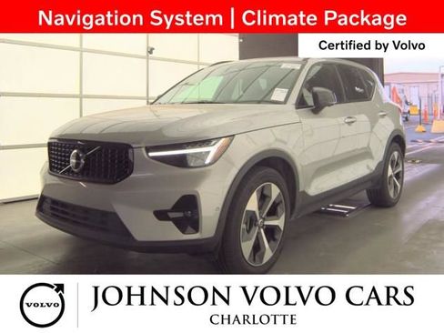 Used 2025 Volvo XC40 B5 Plus image 3
