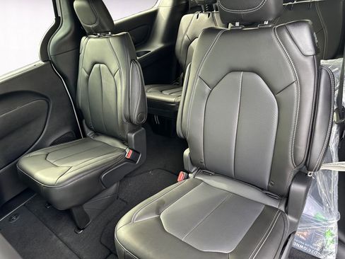 New 2026 Chrysler Pacifica Select FWD image 13