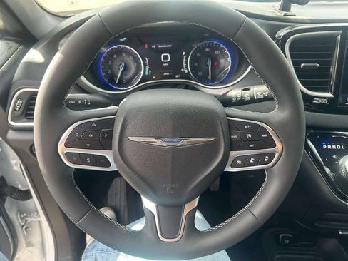 Used 2025 Chrysler Pacifica Select FWD image 13