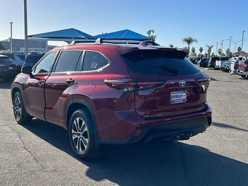 Used 2024 Toyota Highlander XLE image 5