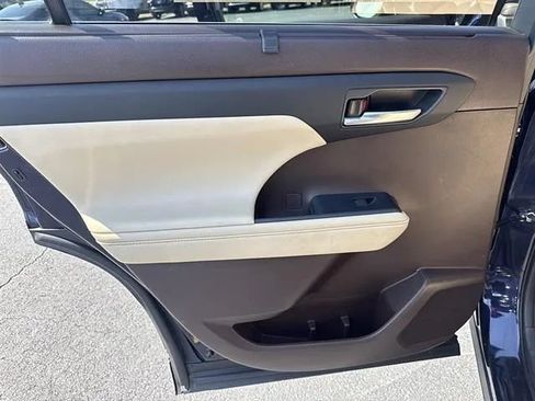 Used 2021 Toyota Highlander XLE FWD image 14