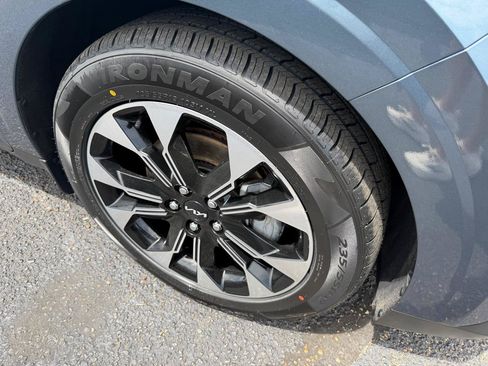 Used 2024 Kia Carnival EX FWD image 10