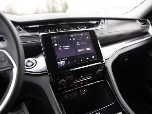 Used 2023 Jeep Grand Cherokee Laredo image 14