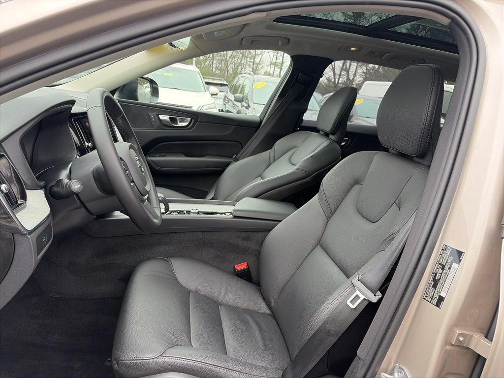 Used 2025 Volvo XC60 B5 Plus AWD/4WD image 14