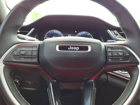 Used 2021 Jeep Grand Cherokee L Laredo w/ Luxury Tech Group I AWD/4WD image 23