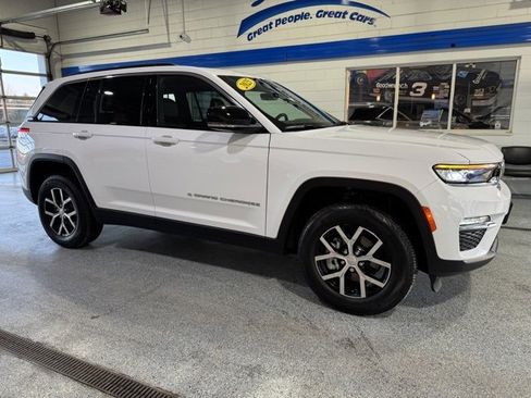 Used 2025 Jeep Grand Cherokee Limited image 11