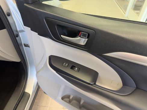 Used 2017 Toyota Highlander SE image 23