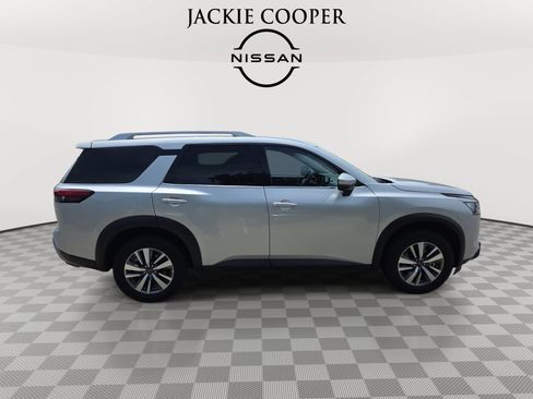 Used 2025 Nissan Pathfinder SL FWD image 4