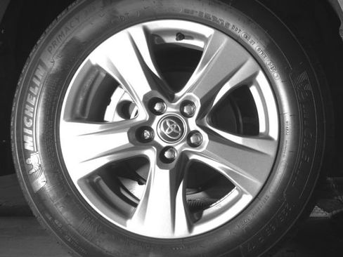Used 2025 Toyota RAV4 XLE AWD/4WD image 15