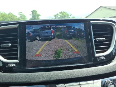 Used 2025 Chrysler Pacifica Select FWD image 10