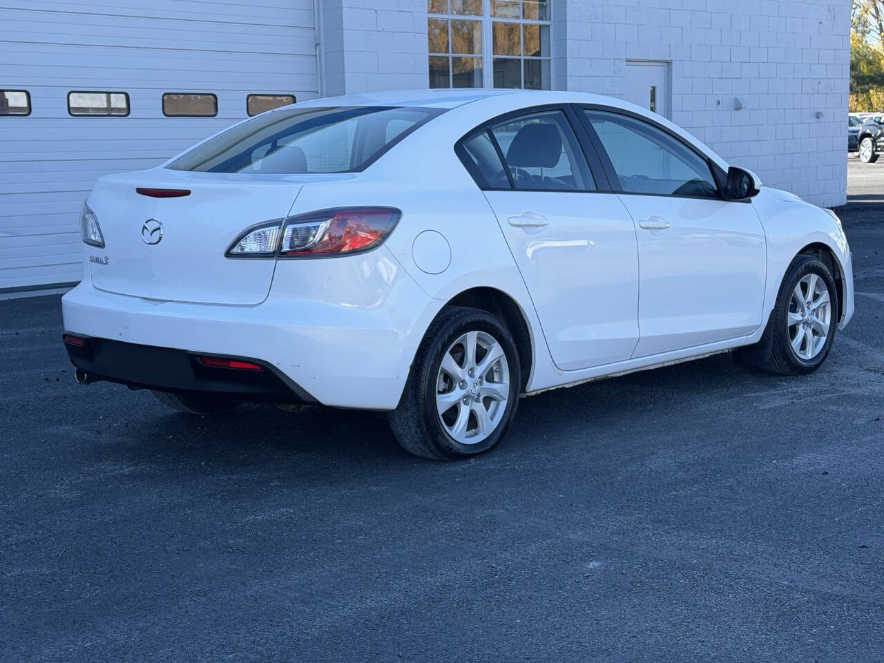 Used 2011 MAZDA MAZDA3 i Touring FWD image 3