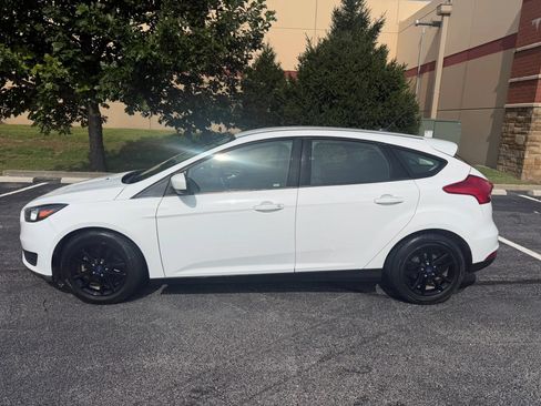 Used 2018 Ford Focus SE FWD image 2