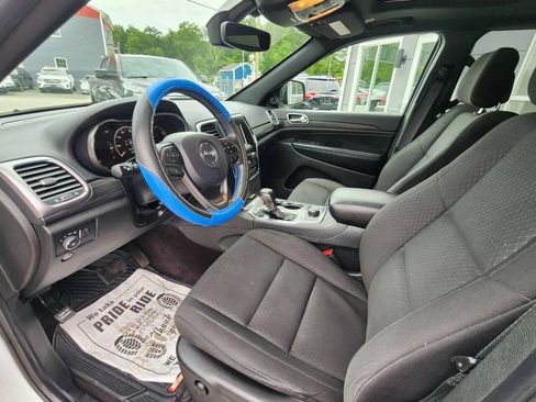 Used 2019 Jeep Grand Cherokee Laredo AWD/4WD image 11