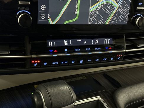 Used 2023 Toyota Sienna Platinum image 19