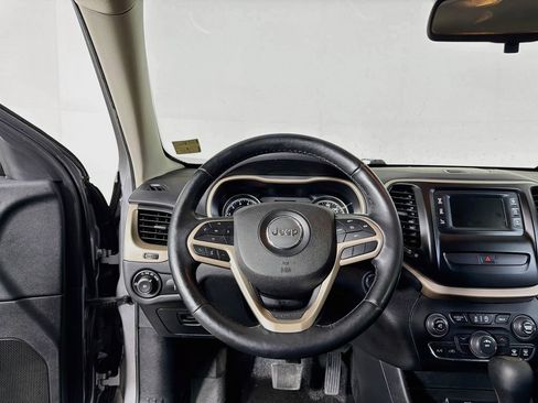 Used 2018 Jeep Cherokee Latitude w/ Cold Weather Group AWD/4WD image 19