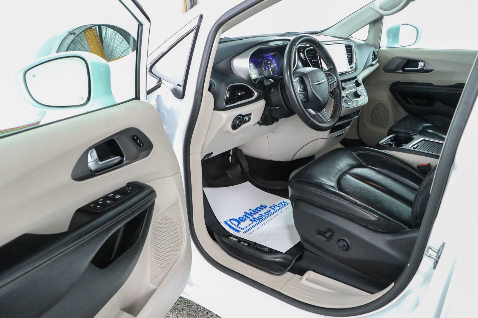 Used 2022 Chrysler Pacifica Touring-L FWD image 3
