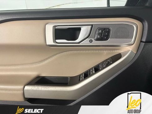 Used 2022 Ford Explorer Limited w/ Equipment Group 301A AWD/4WD image 30