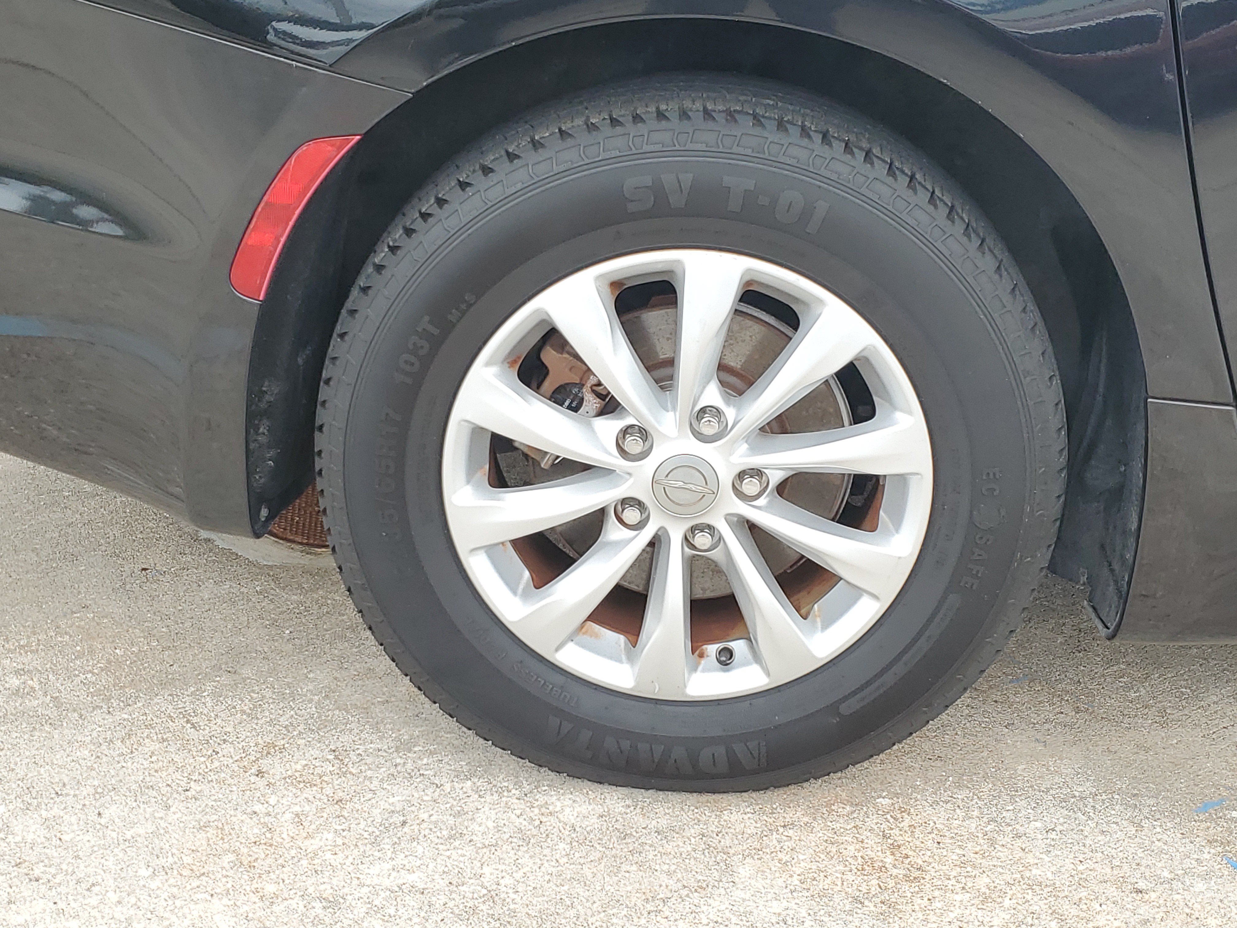 Used 2018 Chrysler Pacifica Touring-L FWD image 5