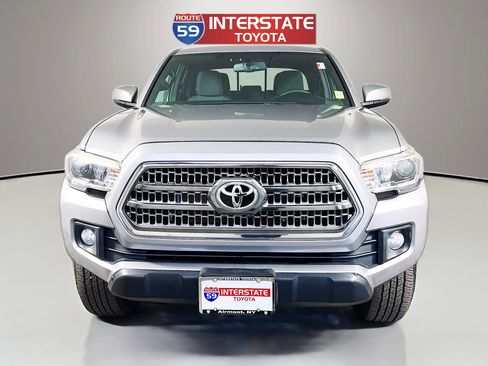 Used 2017 Toyota Tacoma TRD Off-Road w/ Premium & Technology Package image 2