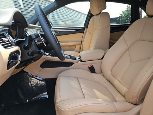 Used 2026 Porsche Macan AWD/4WD image 4